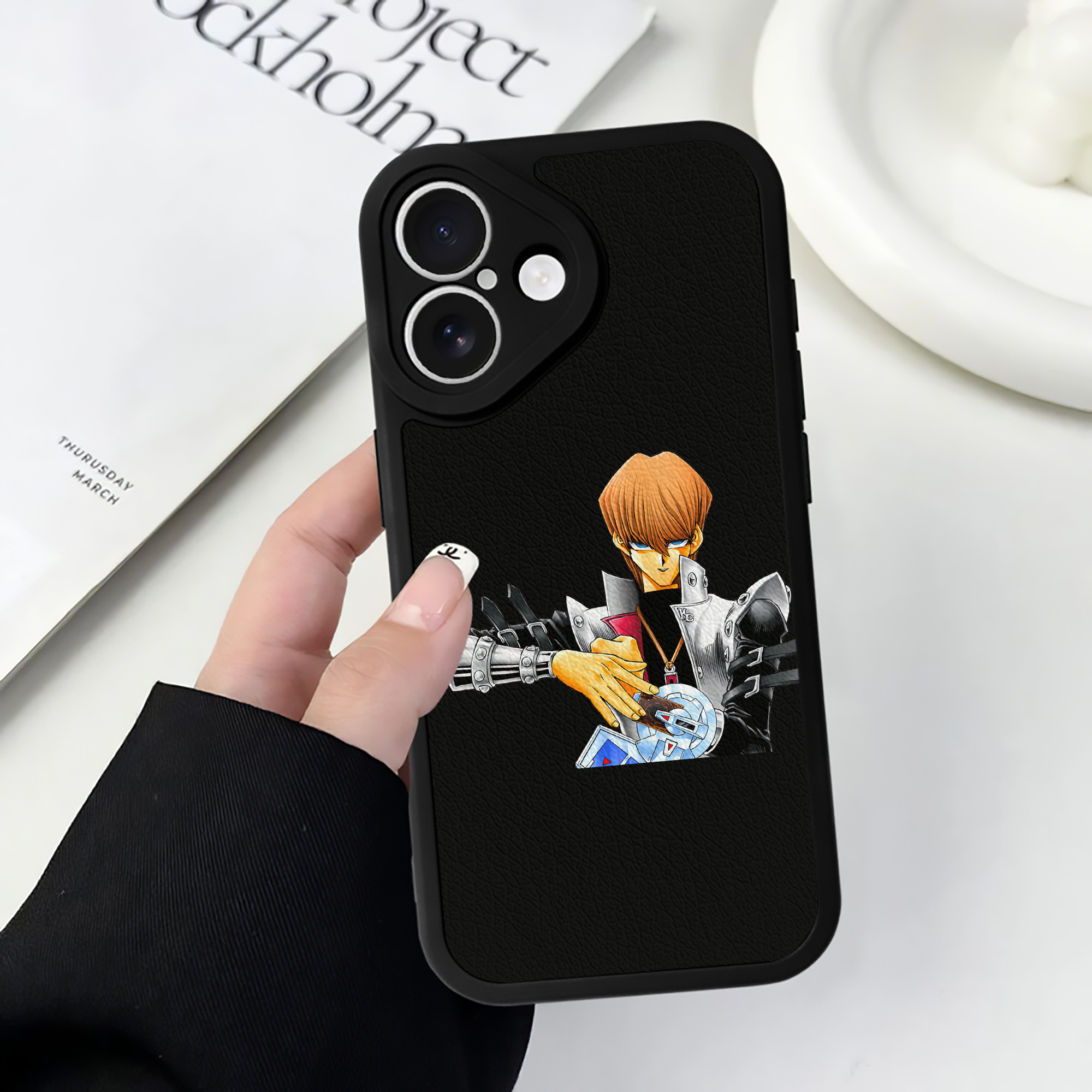 （画像用） 遊☆戯☆王 Yu-Gi-Oh! 【iPhone 16シリーズ対応】シリコンスマホケース（レザー調） 材質：シリコン